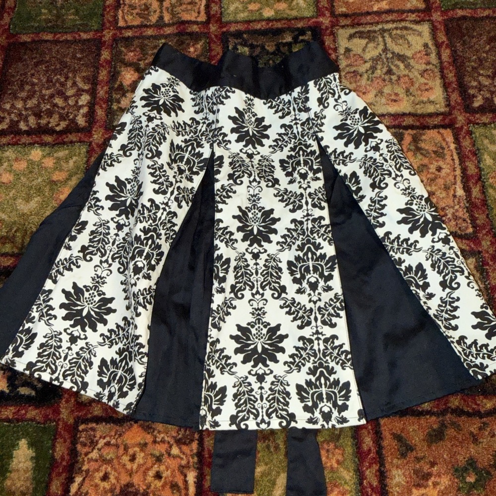 Half Apron Black and White Floral Pleated Caterer Formal Server